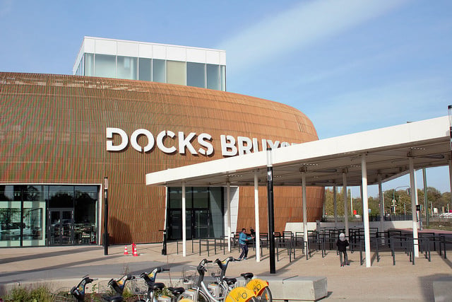 Immobiliënbarons vieren eerste verjaardag van Docks Bruxsel. En wij in dat alles?
